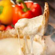 アメリカ・シカゴ発祥のピザ。一般的な平たいピザとは違った深いお皿にチーズをたっぷり詰め込みました！とろ～りあふれ出すチーズがたまらない逸品です。
今ならなんとはちみつ掛け放題！ 