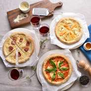 　・生ハムとルッコラのピザ
　・ぺパロ二ピザ
　・海老とブロッコリーのピザ
　・3種のチーズピザ