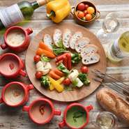 コスパ抜群！人気のチーズフォンデュ・ローストビーフの食べ放題に＋1000円で100種類以上から選べる飲み放題を追加できます。コスパさらにUP↑↑