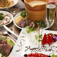 可愛いデザートの盛り合わせでサプライズ。ご希望のメッセージを添えてご提供します。記念日にはチーズフォンデュが楽しめる【Anniversaryコース】全7品+飲み放題付コースが人気です。