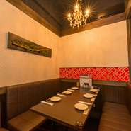 他よりも高級感のあるプレミアムな個室もあり、接待や大切な方を招いての会食にお誂え向き。洗練されたムードと多彩な鶏料理が揃った飲み放題付きのコース料理で、最上級のおもてなしができそうです。