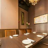 少人数用の個室から最大35名まで使える大きな座敷個室まで、大小様々な個室が用意された店内。人数に合わせてロールカーテンで仕切って個室空間を演出してくれます。