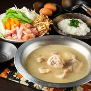 福岡県産「はかた地どり」のガラから丁寧に取った極上スープ。しっかりした歯ごたえと上質な鶏のダシ。当店こだわりの逸品。