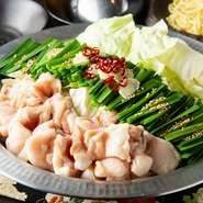 国産牛もつ使用。ぷるっぷるの食感と臭みのない上質な脂のもつ。明太子を追加で明太もつ鍋もオススメ。