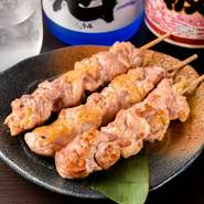 ＜数量限定＞はかた地どりもも串（1本）350円
＜数量限定＞はかた地どりむね串（1本）300円
福岡県産の地鶏「はかた地どり」を使用した贅沢な一串。地鶏ならではのしっかりした歯ごたえと上質な旨味。