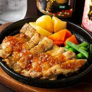 はかた地どりを贅沢に使用した鉄板ステーキ。ステーキソースと鶏肉の相性抜群！