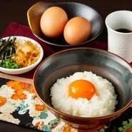 福岡県産の地卵「つまんでご卵」を使用した究極の卵かけ御飯。その名の通りつまめるほどしっかりした卵黄は抜群のコクと卵本来の濃い旨味。卵白はとてもたんぱくでご飯との相性抜群！当店自慢の逸品。