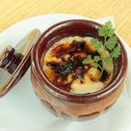 福岡県産の地卵「つまんでご卵」を使用した濃厚な手作りムース。卵黄の濃い味がそのまま反映された究極のムースです。