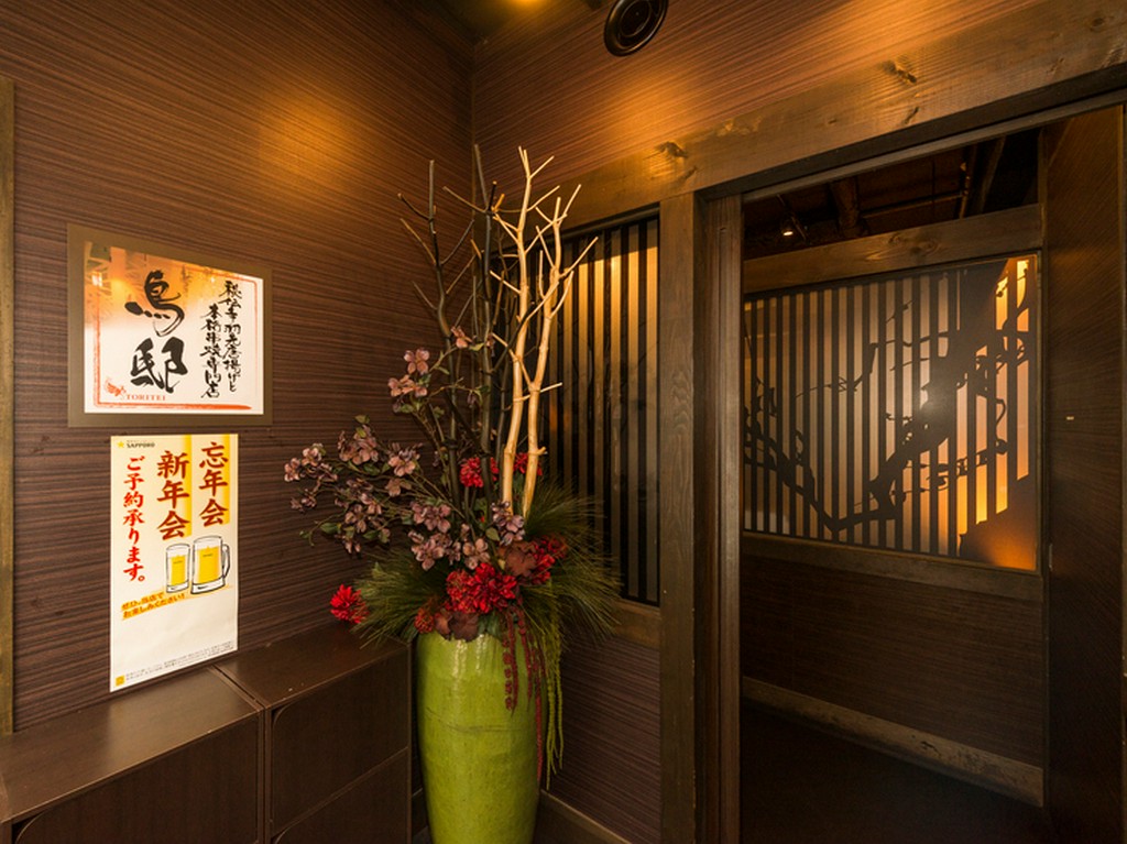 綺麗な花が飾られた雅やかなエントランス