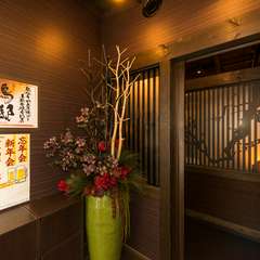 綺麗な花が飾られた雅やかなエントランス