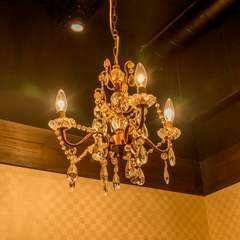 煌びやかなシャンデリアが幻想的なムードを演出