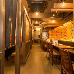 ロールカーテンで人数に合わせて仕切れる空間