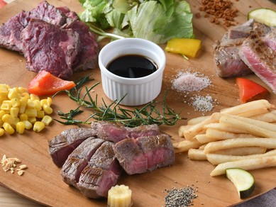 肉の旨味を堪能できる『ステーキ肉の盛り合わせ　3種類』