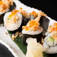 ほぐした鮭の身とイクラをふんだんにトッピングした華やかな手毬寿司。注文してから握ってくれるので、ふんわりしており、口中に鮭とイクラの美味しさが溢れ出します。