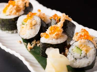 相性の良いゴールデンコンビを味わう『鮭とイクラの手毬寿司』