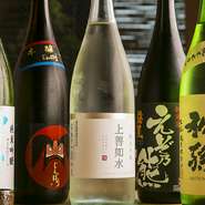 日本各地から厳選した銘酒を種類豊富に取り揃えました。色々な種類のお酒を飲み比べてみたい、料理に合った一杯を見つけたい…そんなお客様にピッタリのラインナップ◎こだわりの煮魚など料理と合わせてどうぞ♪