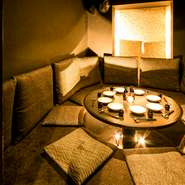 ダークブラウンを基調とした店内と柔らかな照明が、しっとりと落ち着いた和の空間を演出してくれます。普段よりもひと味違った、ちょっとオトナな女子会でのご利用にもおすすめ。