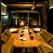 落ち着いた和の個室と厳選食材にこだわった逸品でもてなす【膳屋】は、接待や会食など大切な方のおもてなしににもオススメできるお店。駅徒歩3分とアクセス良好な点も魅力の一つです。