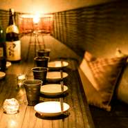 和の情緒が感じられるインテリアと柔らかなライティングで、店内はゆったりと食事ができる雰囲気です。絶品料理とお酒でお腹を満たせば、大人ならではの楽しさを感じられるはず。