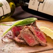 イタリアではポピュラーで人気のタリアータ◎柔らかいお肉は赤ワインとの相性抜群です！それぞれに合ったマリアージュを探してみるのも◎
