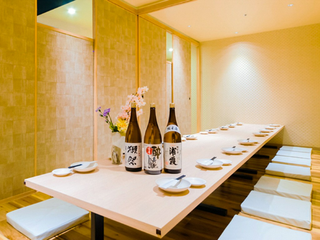 木を基調とした温かみとこだわりが光る人気のデザイン個室◎