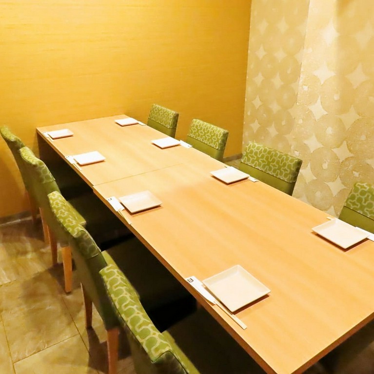 ゆったりとした個室にて、接待や会食にもふさわしい時間をお約束