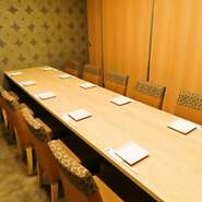 大中小様々ご用意のある個室はどれも奥深い、和の風情が漂います。間接照明が幻想的に使われ、上質とくつろぎが調和された居心地の良さを演出します。