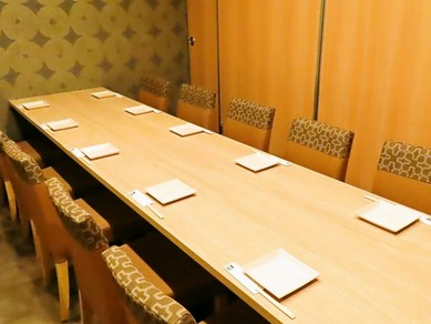 落ち着きのある掘りごたつ席の個室で、ゆったりと癒される