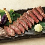 黒毛和牛のもも肉を使用しております。玉ねぎとリンゴを使用した自家製ソースやわさびおろしでさっぱりとお召し上がりいただけます。