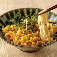 旬の桜海老と肉厚で柔らかく風味豊かなわかめはうどんと相性抜群。