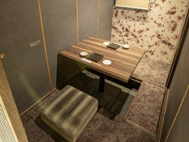 2人きりの個室でロマンティックなディナーデート