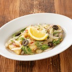 黒毛和牛のもも肉を使用。コクがある醤油ベースのソースは玉葱の甘みとわさびの風味が絶妙なバランス。