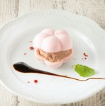 にんにくや生姜等を加えた特製醤油ダレに赤海老をじっくりと漬け込んだ、韓国定番のおつまみ。