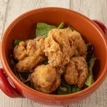 オリジナルの甘辛ダレをアツアツのモチコチキンに絡めました。これはヤミツキ間違いなし！