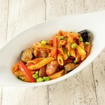 パンナコッタやチーズケーキ、いちごアイス等盛りだくさんの贅沢パフェ。食後の〆に是非どうぞ。