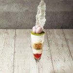 創業以来の伝統の味を受け継ぐ森半の茶師が厳選した上質な抹茶をたっぷり使用した大人の味わい。