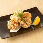 老若男女問わず、大好評な人気メニュー。シェフが一から丁寧に調理してくれ、外はカリッと中はジューシーな仕上がりになっています。口中にジュワッと肉の旨味が広がり、いつもとは違う特別な味わいです。