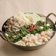 にんにくの効いた味噌ベースの『白もつ鍋』。ロース肉やバラ肉と比べてスタミナ抜群です。追加具材も豊富なので、〆は雑炊やラーメン、うどんなどお好みでどうぞ。