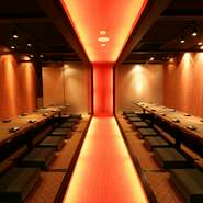 間接照明に照らされた店内は、しっとりとした空間。日頃の疲れを忘れおくつろぎください。