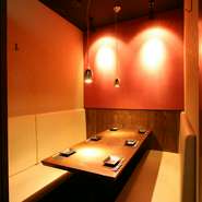 和を基調としたモダンな空間は女子会に嬉しい完全個室。いつもとは少し違ったしっとりとしたムードの中、大和撫子の集いはいかが。周囲の目を気にすることなく食事を楽しむことができ、ママ会にもおすすめです。