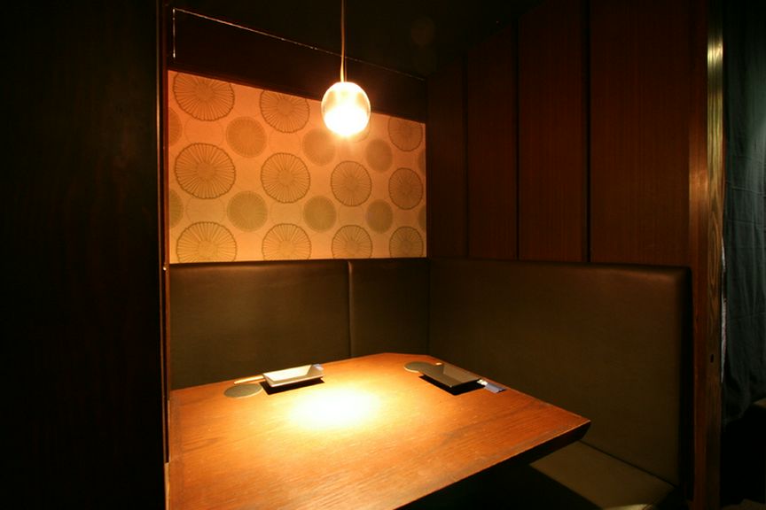 2人きりの個室でロマンティックなディナーデート