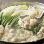 上品な味わいの白味噌ベースのスープは旨味たっぷり『白もつ鍋コース』