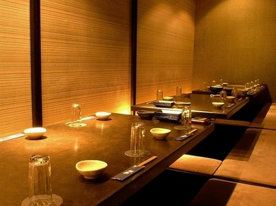 和の伝統とモダニズムが融和した空間で、プレミアムなひとときを