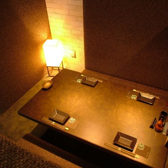 2人きりの個室でロマンティックなディナーデート