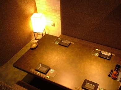 2人きりの個室でロマンティックなディナーデート