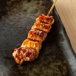 老若男女問わず、大好評な人気メニュー。シェフが一から丁寧に調理してくれ、外はカリッと中はジューシーな仕上がりになっています。口中にジュワッと肉の旨味が広がり、いつもとは違う特別な味わいです。