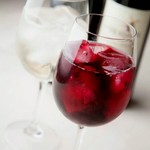 ＜ハウスワイン＞グラス　各605円／カラフェ　各1,815円