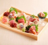 3～特大サイズの金目鯛を、丸ごと煮付けた一品。ふんわり柔らかい白身に、じっくり染み込んだ甘辛いタレは良く合います。売り切れることもある人気メニューです。