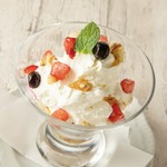 ふわふわ軽い口どけのレアチーズケーキ。ウメ子不動の人気メニュー。