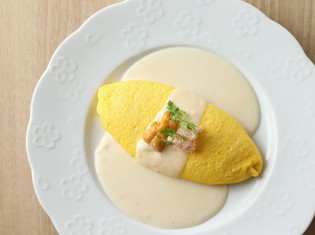 卵の黄色が映える美しい一皿『雲丹とずわい蟹のチーズオムレツ』